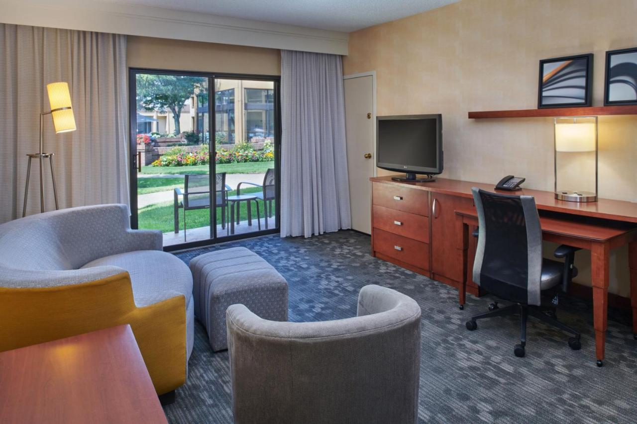 Courtyard Detroit Dearborn Hotell Eksteriør bilde